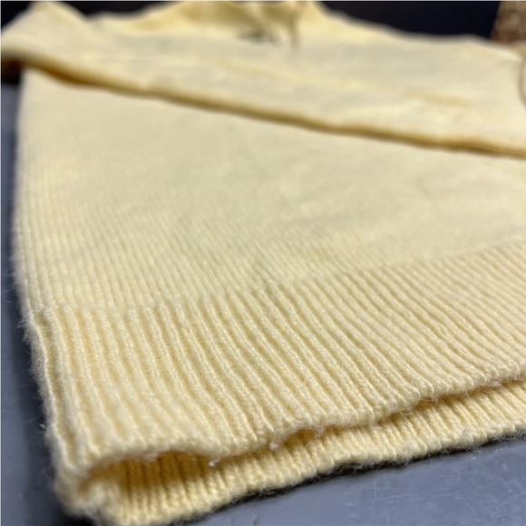 Massimo Dutti Womens Wool Blend V Neck Sweater Size Small Pale Yellow Superb. - Picture 3 of 7